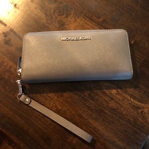 MK large wristlet grey